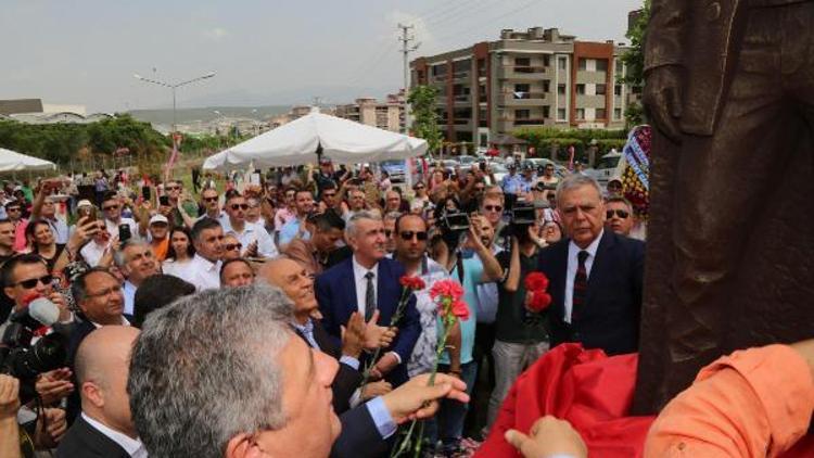 İzmirde Üç Fidan Anıtı açıldı