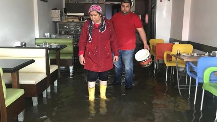 İzmirde kuvvetli yağış hayatı olumsuz etkiledi
