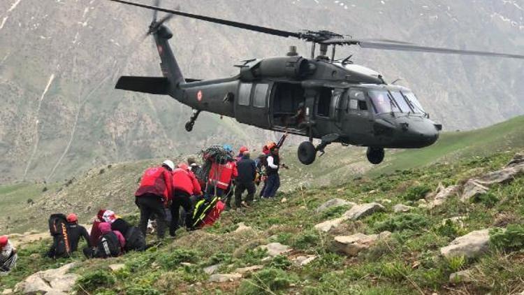 Kayalıklardan yuvarlandı, askeri helikopterle gelen UMKE ekibince kurtarıldı