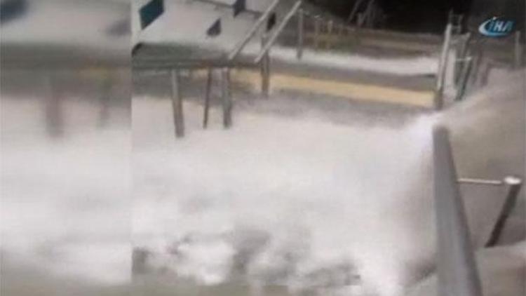 Ankarada sel felaketi.... Metro durağını su bastı, seferler aksadı