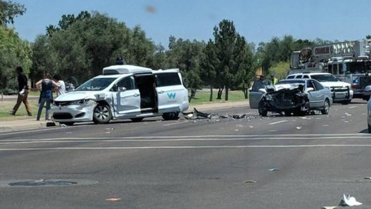 Googleın sürücüsüz otomobili Waymo kaza yaptı
