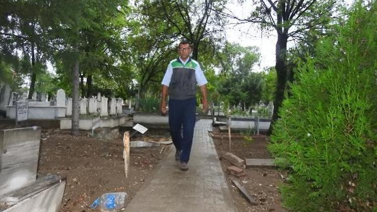 Mezarlık görevlisi: Kızı ilk gören benim, yardımcı olmak istedim ama kaçtı