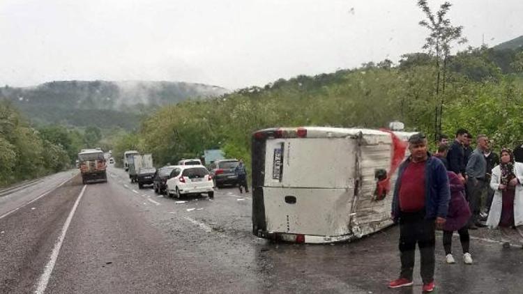 Minibüs devrildi: 4 sağlıkçı yaralandı