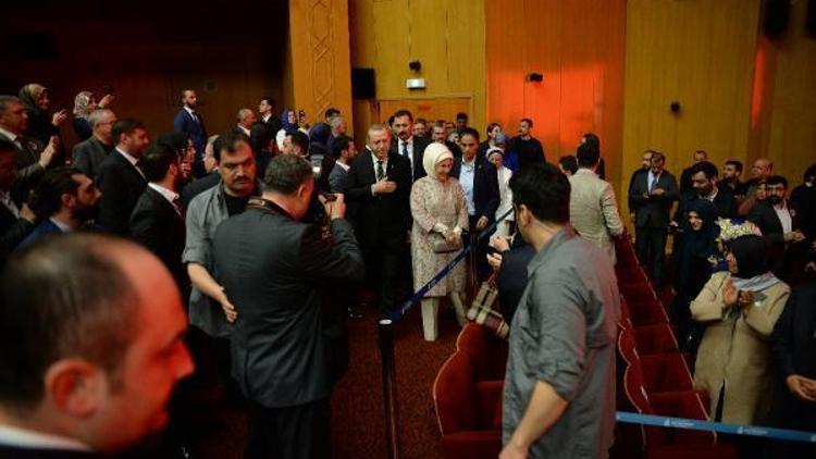 / fotoğraflarla yeniden // Cumhurbaşkanı Erdoğan, kürsüdeki zeytin dalını eşine verdi