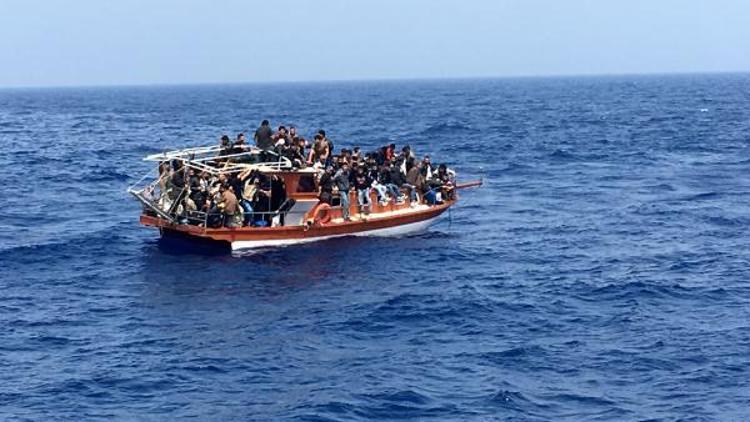 Tekneleri arızalanan 100 Suriyeli kaçak kurtarıldı