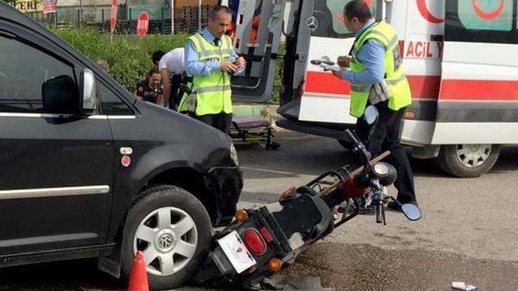 Hafif ticari araçla çarpışan elektrikli bisikletin sürücüsü yaralandı