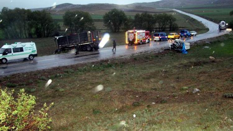 Tokatta TIR ile kamyonet çarpıştı: 1 ölü, 2 yaralı