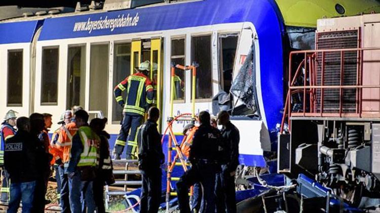 Trenler çarpıştı: 2 kişi öldü 14 yaralı var
