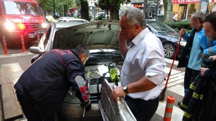 Otomobilin motoruna giren 3 yavru kedi, 2 saatte çıkarıldı