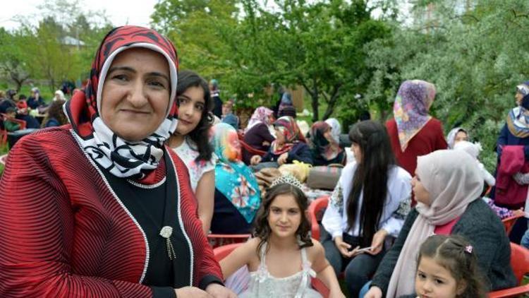 Sanal ortamdan ulaştığı arkadaşlarıyla gençlik oyunlarını oynadılar