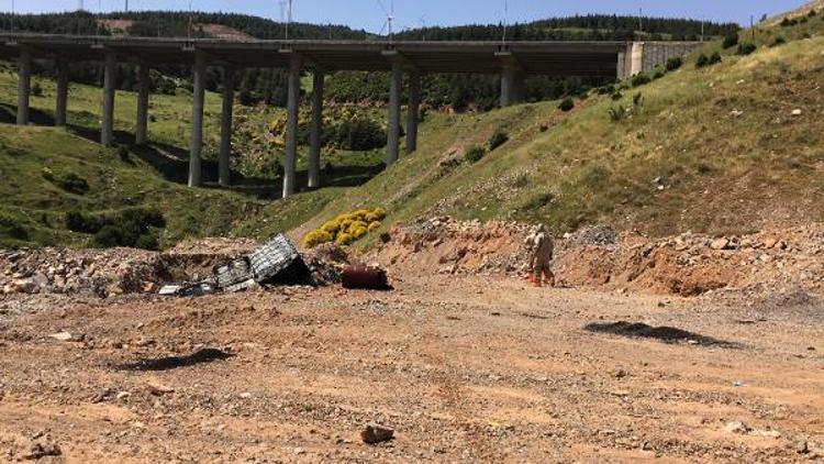 Nurdağında boş araziye dökülen atık yağ paniğe yol açtı