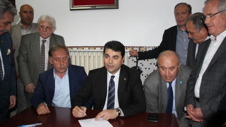 DP Başkanı Uysal, Akşener için imza verdi