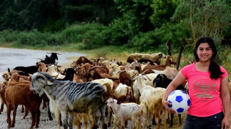 Liseli çoban kızın hedefi, futbolcu olmak