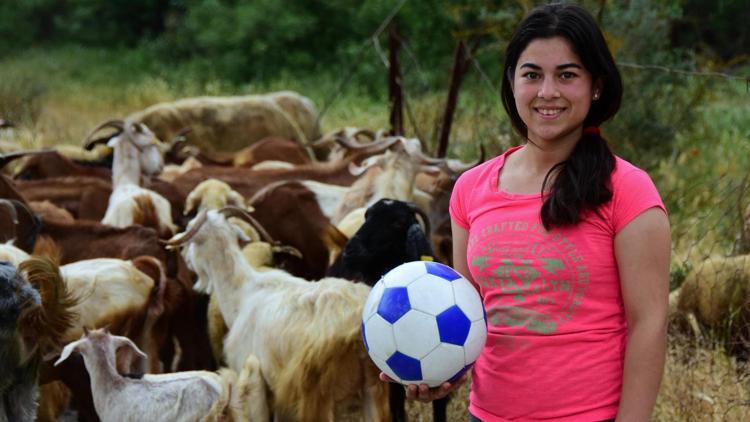 Liseli çoban kızın hedefi, futbolcu olmak