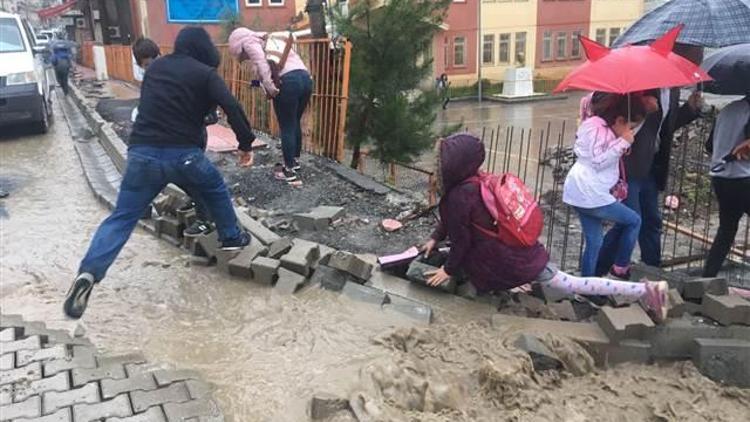 Sağanak nedeniyle yağmur suyu içme suyu şebekesine karıştı...Çeşmelerden çamurlu su aktı