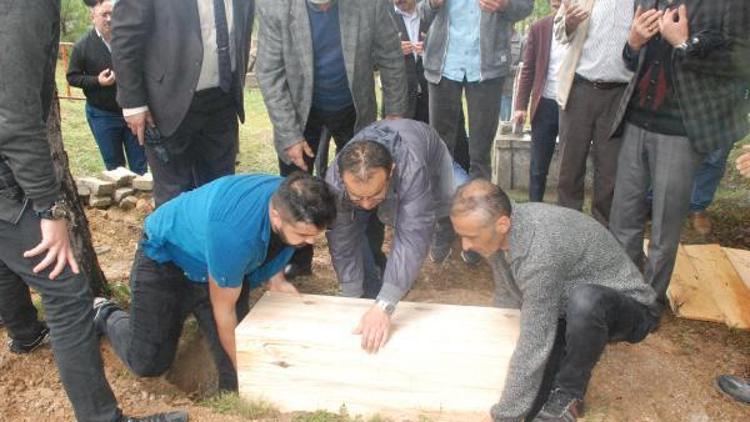 Vahşice öldürülen 5 kişilik aile, tek tabutta bebek mezarına defnedildi