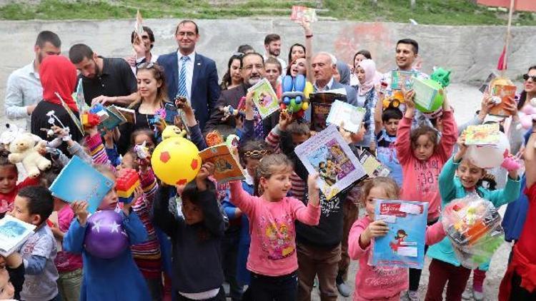 Amasya Üniversitesi öğrencileri köy çocuklarını sevindirdi