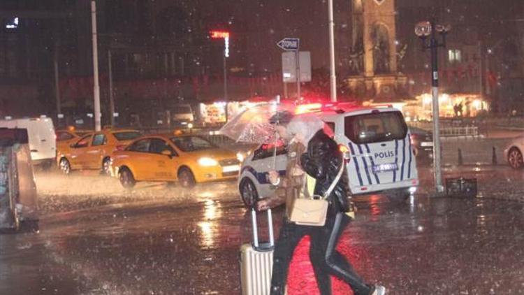 Sağanak yağış İstanbullulara zor anlar yaşattı
