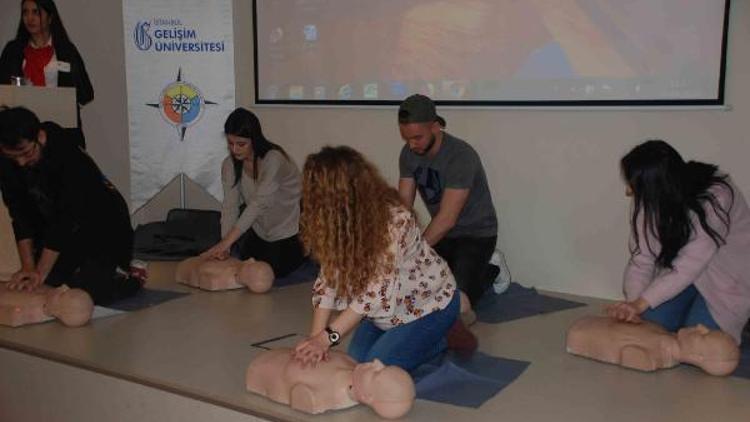 Öğrenciler toplu kalp masajı eğitimi ile hayat kurtarmaya hazırlandı