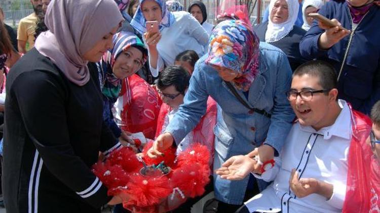 Zihinsel engelli öğrencilerin ellerine asker kınası yakıldı