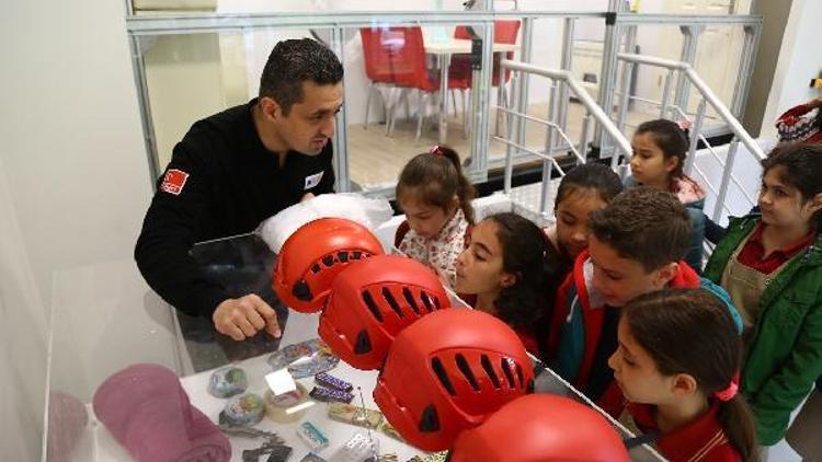 Deprem Simülatöründe uygulamalı afet eğitimi