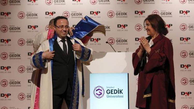 Gedik Üniversitesi ilk fahri doktora ünvanını Ziya Yılmaza verdi