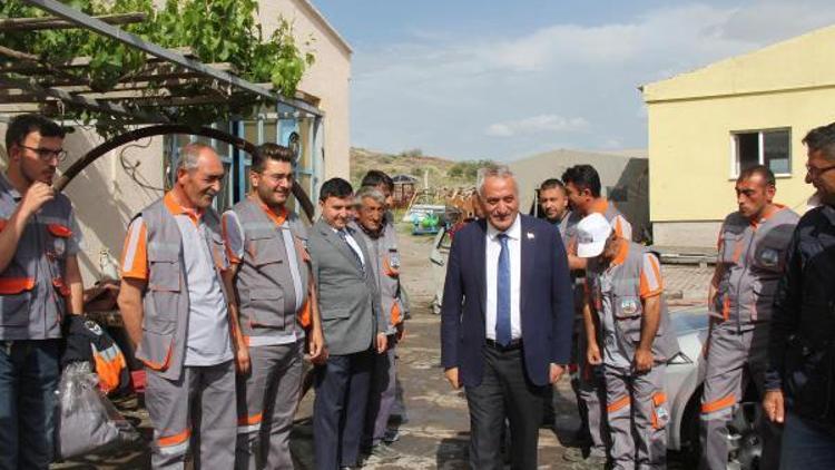 Başkan, meslektaşlarına meydan okudu, vatandaşın seçim dönemi isteğinden dert yandı