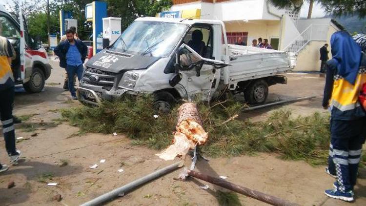 Akaryakıt istasyonu duvarına çarpan kamyonetin sürücüsü öldü