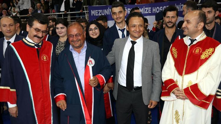 Diplomasını oğlunun elinden aldı