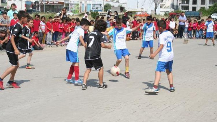 Çocuklar, sokak futboluyla sporda şiddete dikkat çekti