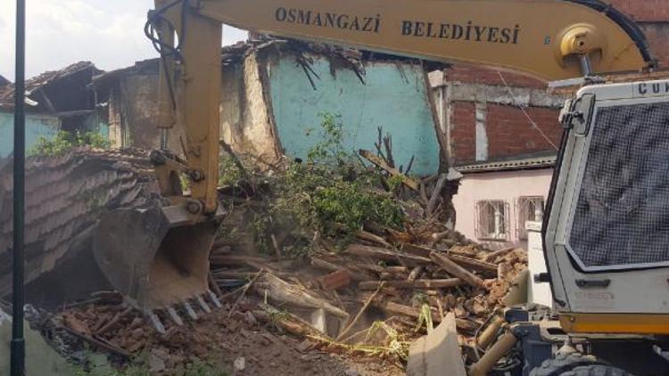 Osmangazi Belediyesi metruk binayı yıkarak olası faciayı önledi