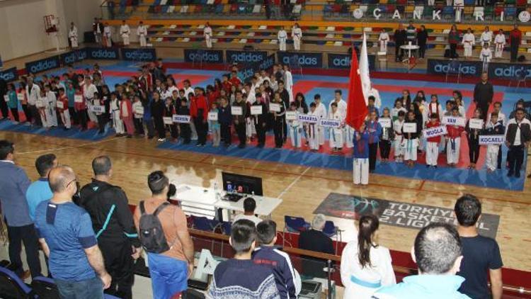 Küçük Kız Erkek Karate Türkiye Şampiyonası Çankırıda başladı