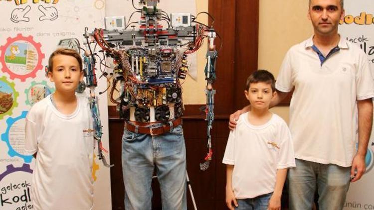 Geleceğin mucitleri Kodlama Kampında robotlarını tanıttı