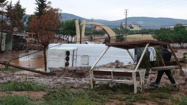 Kilis- Gaziantep karayolu sel nedeniyle kapandı: 5 yaralı (2)