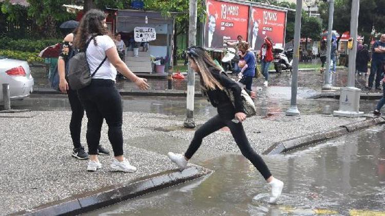 İzmirde sağanak yağmur; caddeler suyla doldu