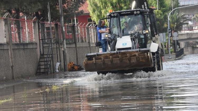İzmirde sağanak; caddeler suyla doldu/ ek fotoğraflar