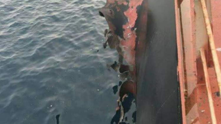 Yemende Türk gemisi İnce İneboluya füze saldırısı iddiası Patlama meydana geldi