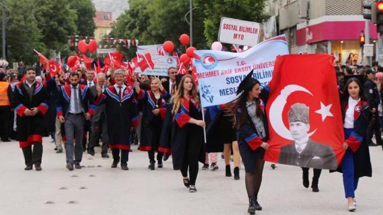 MAKÜde mezuniyet coşkusu