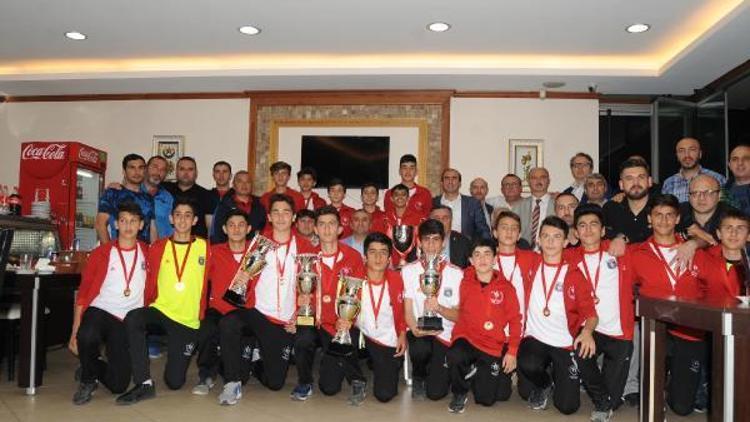 Arabayatağıspor şampiyonluğu kutladı