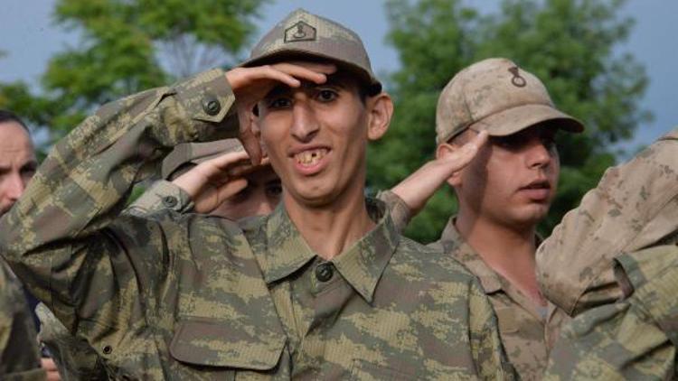 Diyarbakırda engelli gençlere 4 yıl sonra temsili askerlik