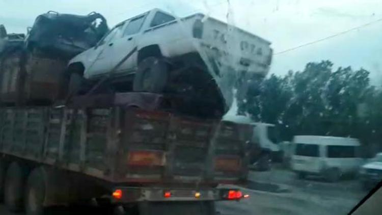 Hurda araç yüklü TIR trafikte tehlike saçtı