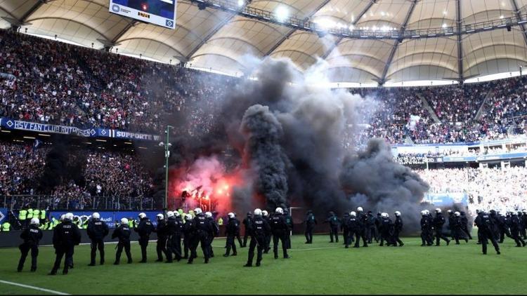 Hamburg olaylı maçın ardından resmen küme düştü