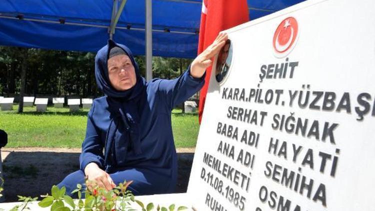 Anneler Gününde şehit oğlunun mezarını ziyaret etti