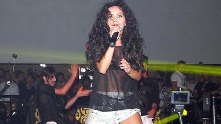 Ünlü şarkıcı Inna İstanbulda sahneden düştü