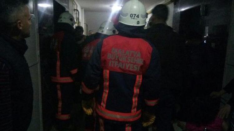 Fazla kişinin bindiği asansör zemine çakıldı: 7 yaralı