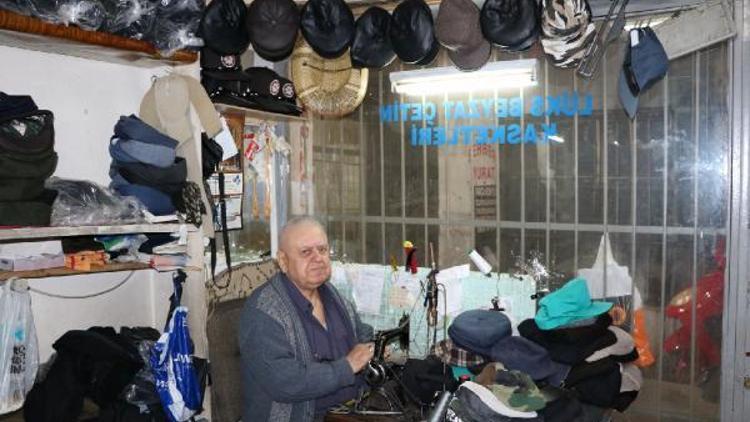 100 yıllık dikiş makinesiyle 65 yıldır şapka üretiyor