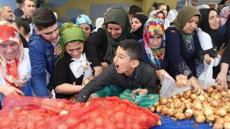 Pazarın tamamını satın aldı, vatandaşa bedava dağıttı