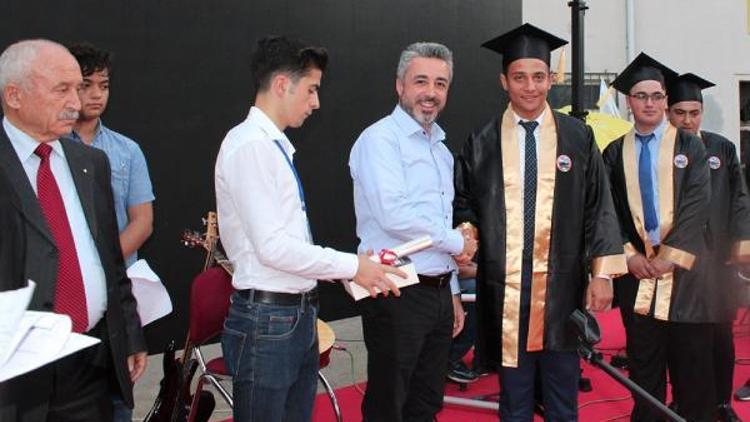 Meslek lisesinde mezuniyet sevinci