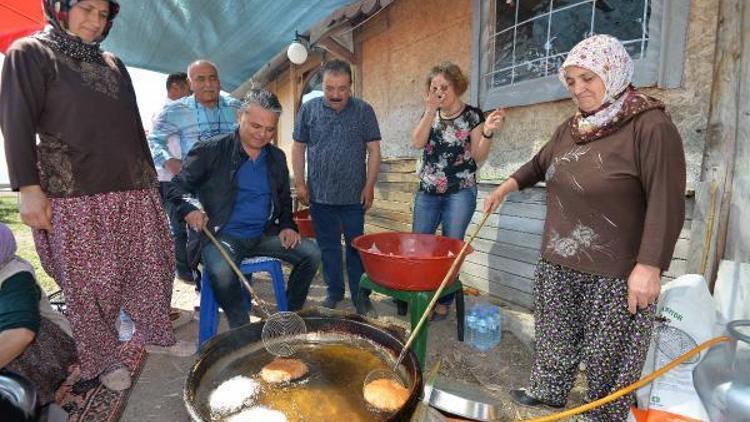 Önce pişi yaptı sonra kitabını imzaladı