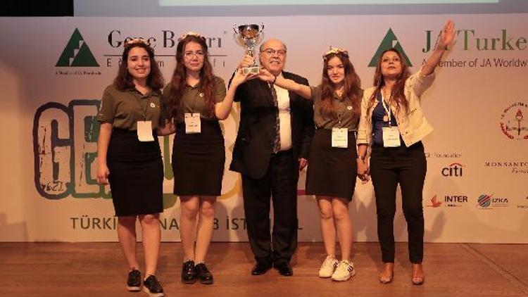 İzmir Atatürk Lisesi öğrencileri çevre dostu makine ile ‘Yılın Girişimcisi’ seçildi